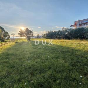 ZADAR, SUKOŠAN - Prostrano zemljište prvi red do mora!