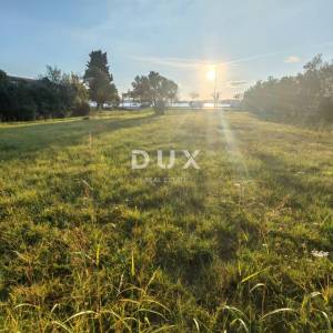 ZADAR, SUKOŠAN - Prostrano zemljište prvi red do mora!