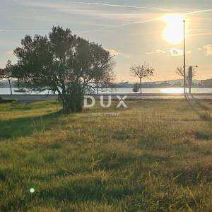 ZADAR, SUKOŠAN - Prostrano zemljište prvi red do mora!