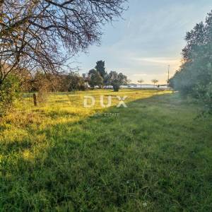 ZADAR, SUKOŠAN - Prostrano zemljište prvi red do mora!