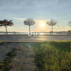 ZADAR, SUKOŠAN - Prostrano zemljište prvi red do mora!