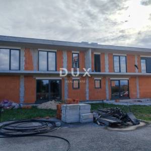 ZADAR, VRSI - Vrhunska dvojna kuća s pogledom na more i okućnicom!