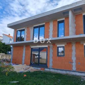 ZADAR, VRSI - Vrhunska dvojna kuća s pogledom na more i okućnicom!