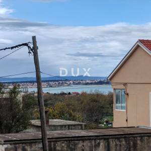 ZADAR, VRSI - Vrhunska dvojna kuća s pogledom na more i okućnicom!