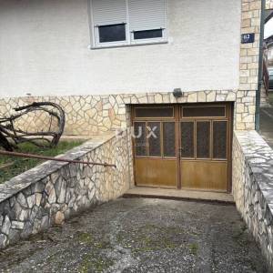 ZAGREB, DONJA DUBRAVA - Kuća s velikim investicijskim potencijalom 