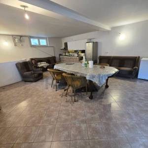 Zagreb-istok, lux obiteljska stambena kuća 280m2 i dvorište 209m2