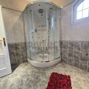 Zagreb-istok, lux obiteljska stambena kuća 280m2 i dvorište 209m2