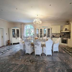 Zagreb-istok, lux obiteljska stambena kuća 280m2 i dvorište 209m2