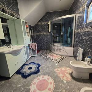 Zagreb-istok, lux obiteljska stambena kuća 280m2 i dvorište 209m2