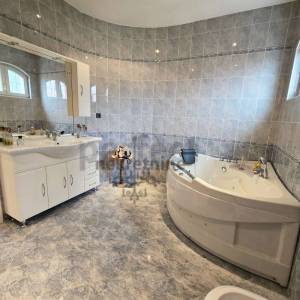 Zagreb-istok, lux obiteljska stambena kuća 280m2 i dvorište 209m2