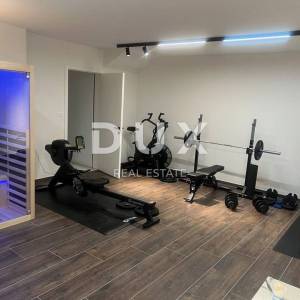 ZAGREB, MAKSIMIR - Vila vrhunske gradnje i dizajna – prvi red do šume Maksimir!