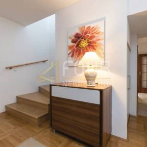 Zagreb, Starjak, obiteljska kuća s bazenom, garažom i velikom okućnicom