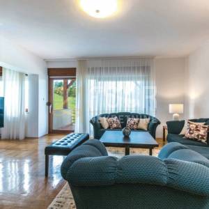 Zagreb, Starjak, obiteljska kuća s bazenom, garažom i velikom okućnicom