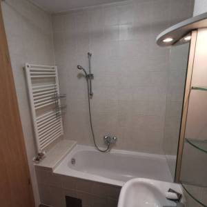 Zagreb-Vrapče, 3.5S stan NKP 78m2 sa spremištem, blizina svih sadržaja