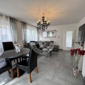 Zaprešić, Samostojeća kuća 310 m2, na površini od 1830 m2, sa gospodarskim prostorom