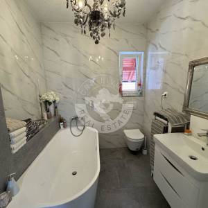 Zaprešić, Samostojeća kuća 310 m2, na površini od 1830 m2, sa gospodarskim prostorom