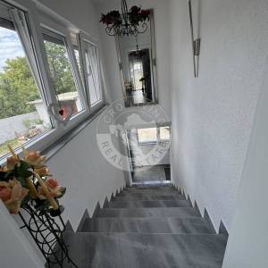 Zaprešić, Samostojeća kuća 310 m2, na površini od 1830 m2, sa gospodarskim prostorom