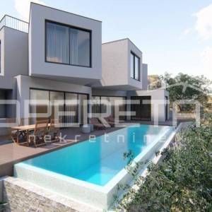 Zemljište s građevinskom dozvolom u Mimicama, 300 m od mora