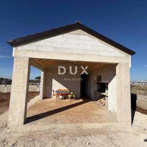 ZEMUNIK GORNJI - Zemljište s objektom i građevinskom dozvolom!