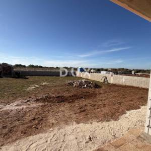 ZEMUNIK GORNJI - Zemljište s objektom i građevinskom dozvolom!