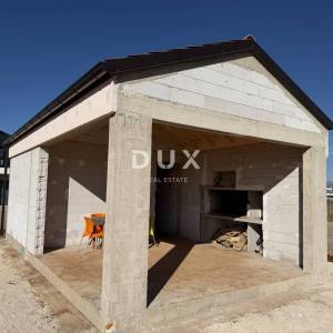 ZEMUNIK GORNJI - Zemljište s objektom i građevinskom dozvolom!