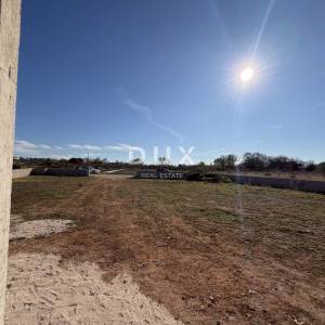 ZEMUNIK GORNJI - Zemljište s objektom i građevinskom dozvolom!