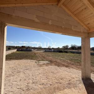 ZEMUNIK GORNJI - Zemljište s objektom i građevinskom dozvolom!