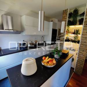 Žnjan, trosoban stan 101 m² s terasama i garažom