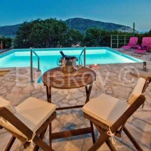 Žrnovnica, samostojeća kuća 300 m2 sa bazenom