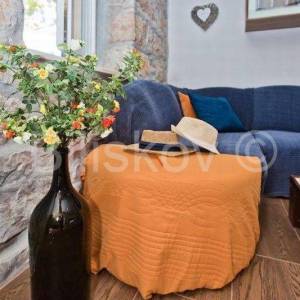 Žrnovnica, samostojeća kuća 300 m2 sa bazenom