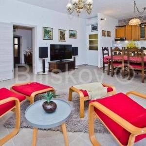 Žrnovnica, samostojeća kuća 300 m2 sa bazenom