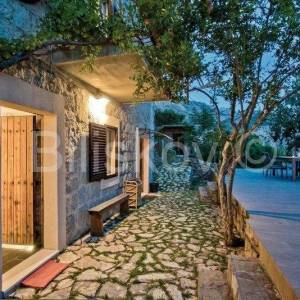 Žrnovnica, samostojeća kuća 300 m2 sa bazenom