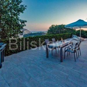 Žrnovnica, samostojeća kuća 300 m2 sa bazenom