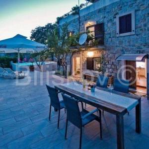 Žrnovnica, samostojeća kuća 300 m2 sa bazenom