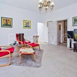 Žrnovnica, samostojeća kuća 300 m2 sa bazenom