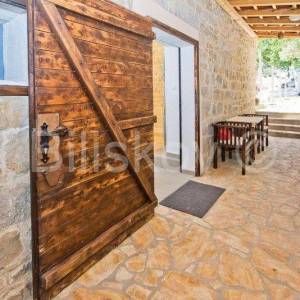 Žrnovnica, samostojeća kuća 300 m2 sa bazenom