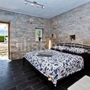 Žrnovnica, samostojeća kuća 300 m2 sa bazenom