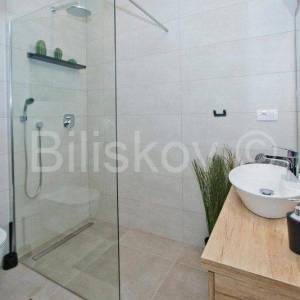 Žrnovnica, samostojeća kuća 300 m2 sa bazenom