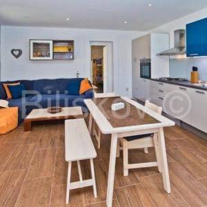 Žrnovnica, samostojeća kuća 300 m2 sa bazenom