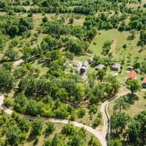 Autentično ličko Etno selo 11 kuća u okolici Udbine