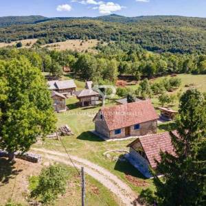 Autentično ličko Etno selo 11 kuća u okolici Udbine