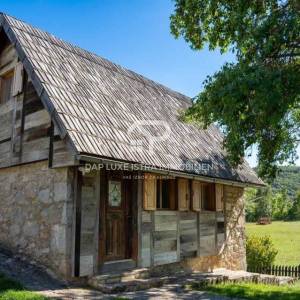 Autentično ličko Etno selo 11 kuća u okolici Udbine