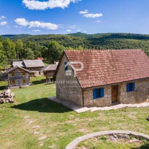 Autentično ličko Etno selo 11 kuća u okolici Udbine