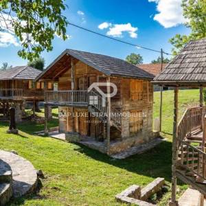 Autentično ličko Etno selo 11 kuća u okolici Udbine