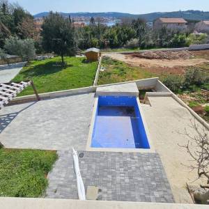 BANJOLE – prostrana kuća s više stambenih jedinica i dodatnim građevinskim zemljištem