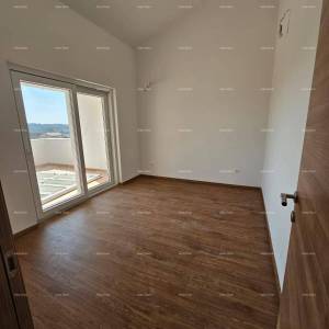 BANJOLE – prostrana kuća s više stambenih jedinica i dodatnim građevinskim zemljištem