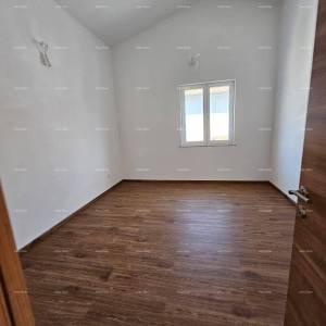 BANJOLE – prostrana kuća s više stambenih jedinica i dodatnim građevinskim zemljištem