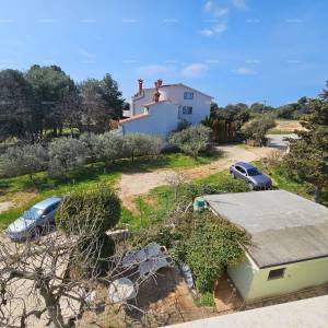 BANJOLE – prostrana kuća s više stambenih jedinica i dodatnim građevinskim zemljištem