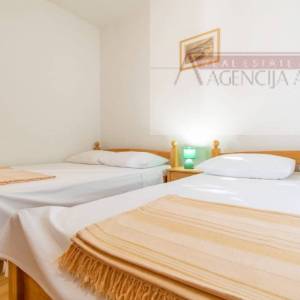 Baša Voda kuća 145 m2 strogi centar 50m od mora 2.red!