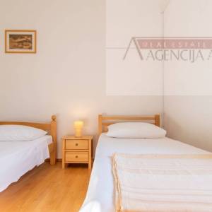 Baša Voda kuća 145 m2 strogi centar 50m od mora 2.red!